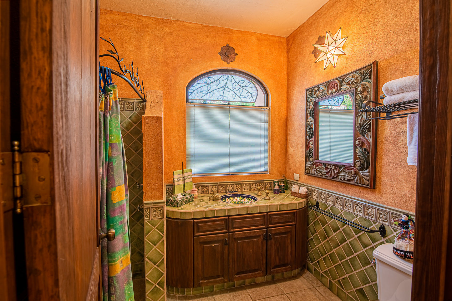 King Suite Arbol bathroom