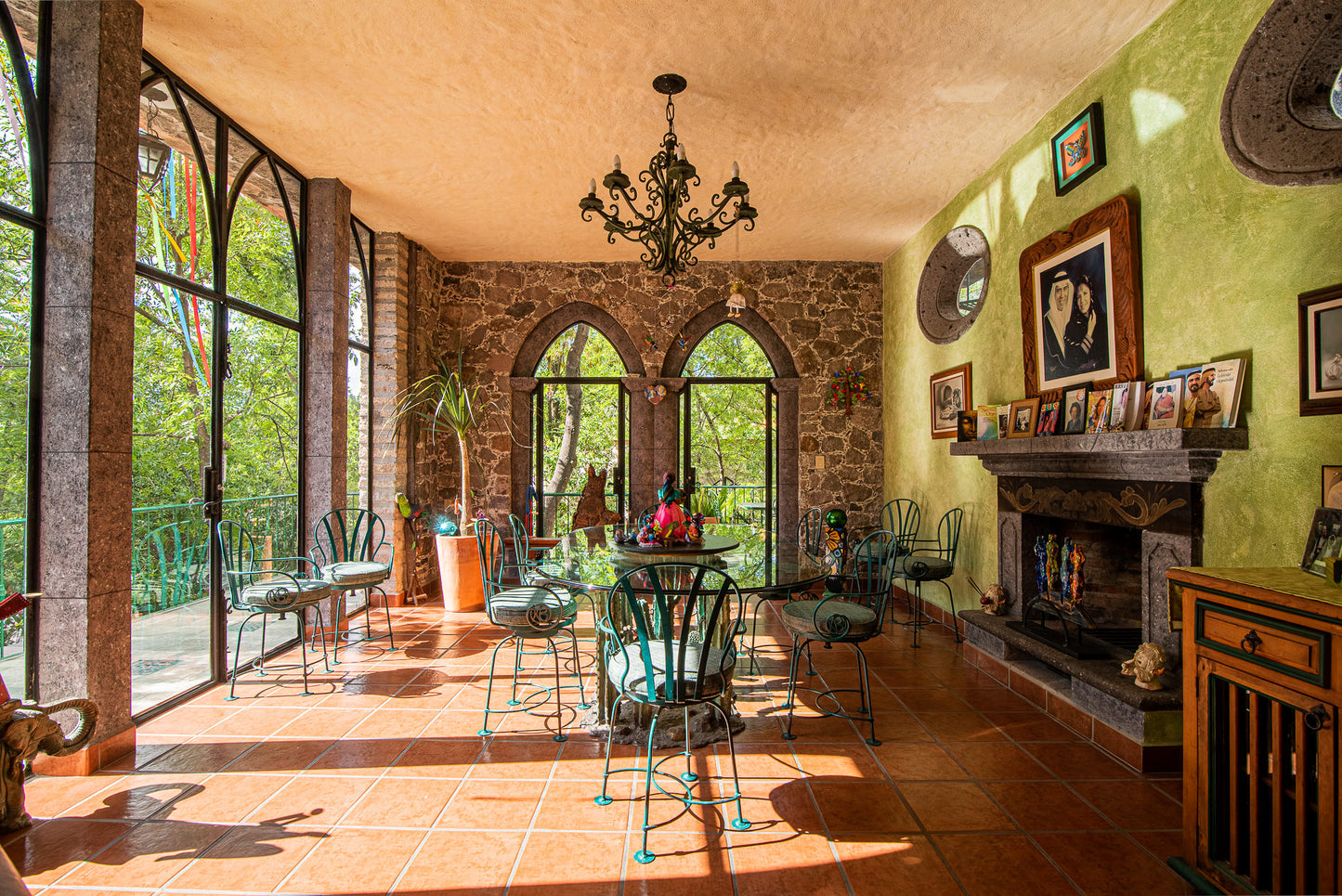 Dining room with panoramic view to the pool and park